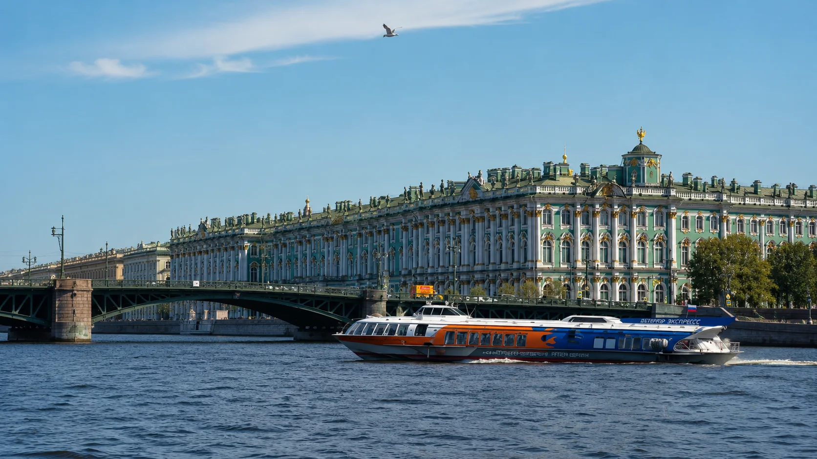 метеор на фоне эрмитажа и дворцового моста